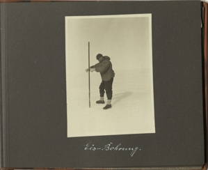 Image: Eis-Bohrung [Ice drilling: Man on ice with long auger]