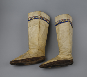 Image: Boots with decorative mosaic band with triangular blue fringe