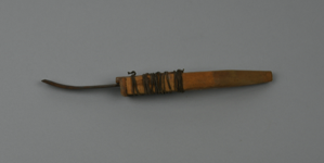 Image of Crooked knife [mukutakan] with curved wooden handle