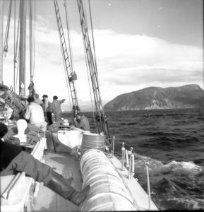 Image: Leaving Bay of Islands, crew in bow