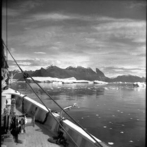 Image: Icebergs, mountains, Umanak Fjord