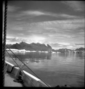 Image: Icebergs, mountains, Umanak Fjord