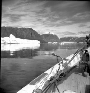 Image: Iceberg, mountains, Umanak Fjord