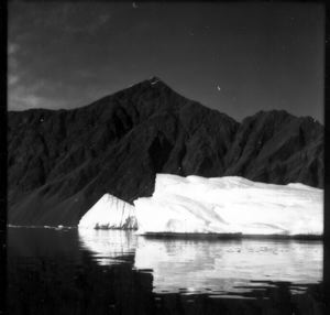 Image of Icebergs, mountains, Umanak Fjord