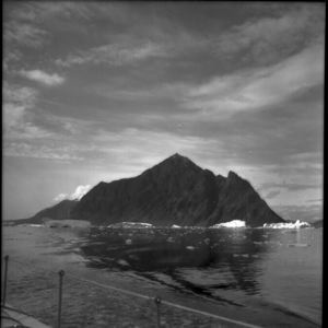 Image of Mountain, ice floes, Umanak Fjord