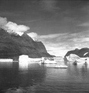 Image: Mountains, small icebergs, Umanak Fjord