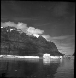 Image: Mountain, small icebergs, Umanak Fjord