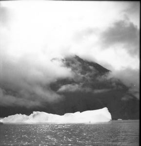 Image: Iceberg 1 mile long, Umiamako