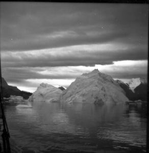 Image of Ice and mountains, leaving Umiamako