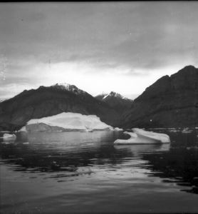 Image: Mountains and ice, leaving Umiamako