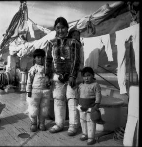 Image: Eskie [Inuit] family, Siorapaluk
