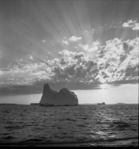 Image of Iceberg and sunburst 8:30 pm
