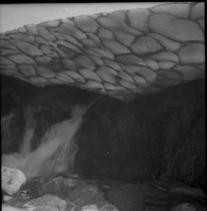 Image: Ice cave, reticulated roof, Etah