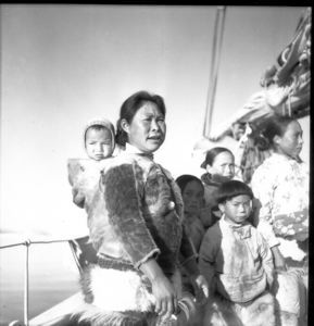 Image: Eskimos [Inuit] - 1st ship, Kooeenish-shoot, near Cape A