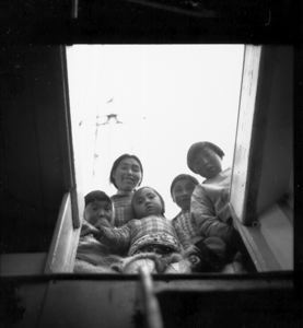 Image: Kahta family looking down hatch, Thule