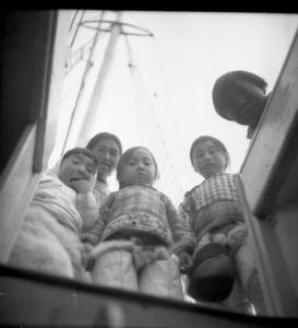 Image: Kahta family looking down hatch, Thule