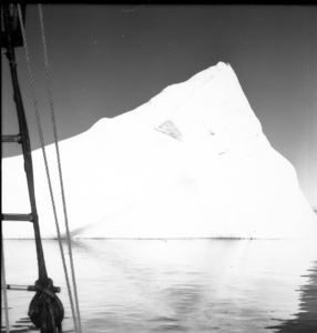 Image of Iceberg, leaving Umanak Fjord