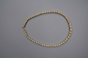 Image: Necklace with 56 pea-shaped beads.