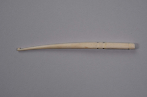 Image: Crochet hook with squared end, 3 lines indented