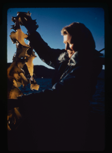 Image: Freida Hettasch holding kelp