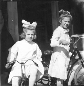 Image: Miriam and Laura Look on cycles