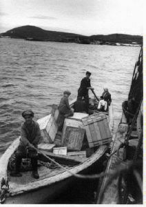 Image: Cargo from CLUETT going ashore