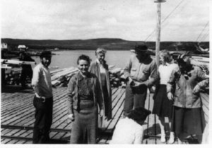 Image of The Second mate, Pyn, Jane Jamison, Bill Wright and Janet Pierpoint on wharf
