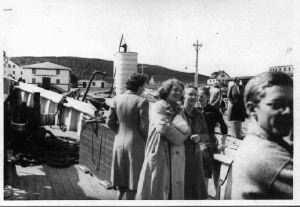 Image: G. House girls saying farewell to CLUETT before trip to Boston