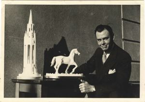 Image of Rutledge and two butter sculptures (horse and tower)
