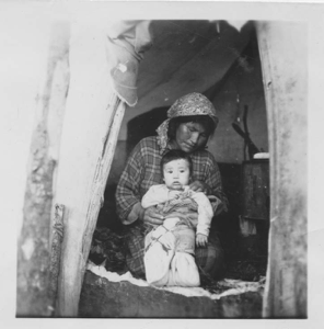 Image of Innu mother and baby in tent doorway [Penash Pokue and child]