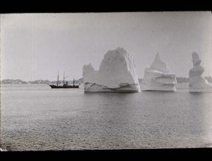 Image of Vessel and large icebergs