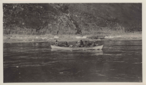 Image: Many Inuit in long open boat