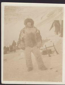 Image of Dr. Thorild Wulff, 2nd Thule expedition. Others beyond with supplies