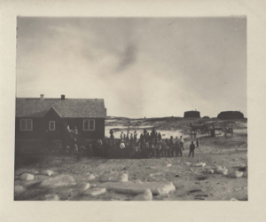 Image: Large group of West Greenlanders by large frame building