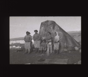 Image of Inuit family by tupik  [b&w]