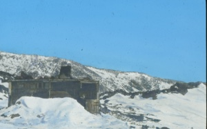 Image: Small building in snow
