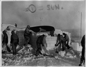 Image: Building an igloo-hangar at the Byrd Expedition's west base.