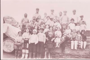 Image: Large group of Inuit