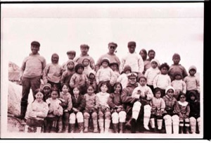 Image: Large crowd of Inuit