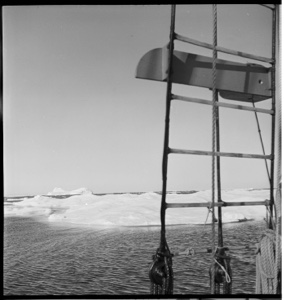 Image: Ice seen through rigging