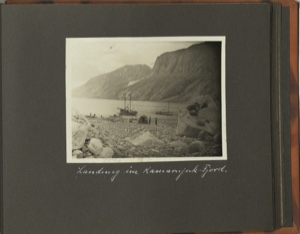 Image: Landung im Kamarajuk Fjord [Coming ashore in Kamarajuk Fjord: expedition boats, men and equipment on shore]