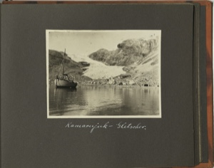 Image of Kamarajuk Gletscher [Kamarajuk Glacier(Qaamarujuup Sermia): boat in foreground, rocky shore and foot of a small glacier]