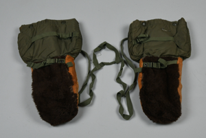 Image: Pair of U.S. Navy mittens (experimental clothing line)