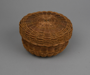 Image: Colored ash basket with plain grass and twisted cord