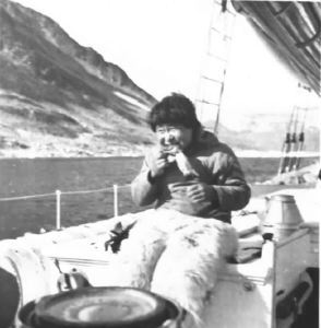 Image of Polar Eskimos [Inughuit] (Mark-sing-wa on the Bowdoin eating raw little Auk)