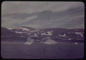 Image: Iceberg remains against land