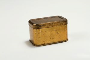Image: Tin for tea and matches, with shallow lid