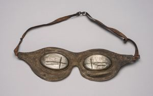 Image: Snow goggles, leather and metal
